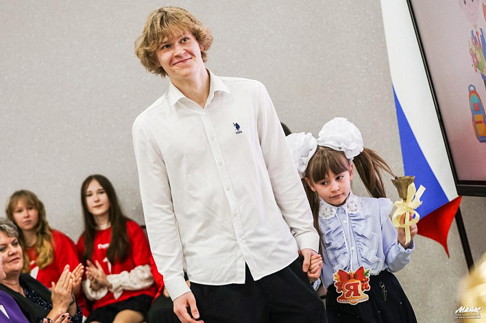 Уроки добра и единства. В школе №4 в Сосновом Бору прошел 50-й День знаний