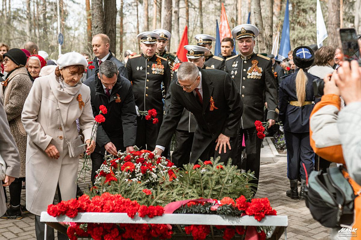Сосновый Бор отмечает 80-летие Великой Победы. Память героев почтили на торжественных митингах