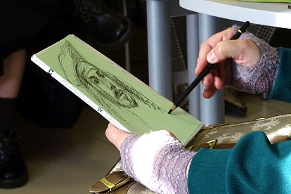 Творческая Библионочь. Выставку проекта «Эмбиент Зарисовки» в Сосновом Бору посетили сказочные персонажи