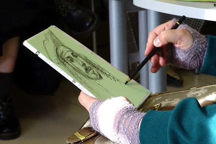 Творческая Библионочь. Выставку проекта «Эмбиент Зарисовки» в Сосновом Бору посетили сказочные персонажи