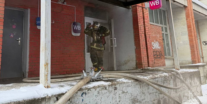 В Сосновом Бору сгорел пункт выдачи заказов