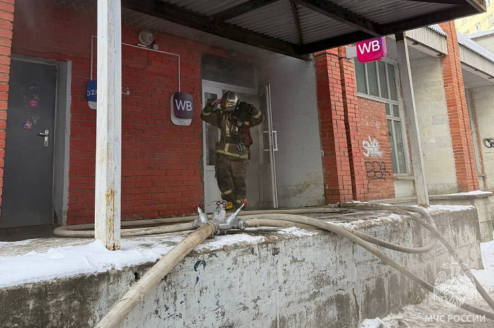 В Сосновом Бору сгорел пункт выдачи заказов