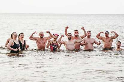В Сосновом Бору «моржи» поставили «Рекорд Победы» и искупались в ледяном Финском заливе
