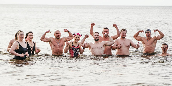 В Сосновом Бору «моржи» поставили «Рекорд Победы» и искупались в ледяном Финском заливе
