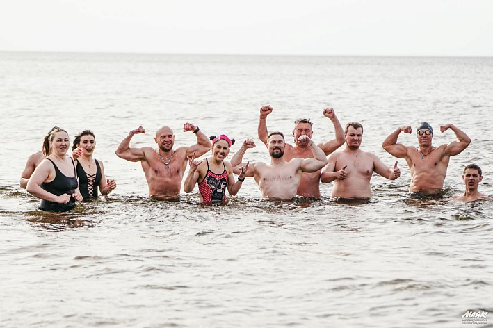 В Сосновом Бору «моржи» присоединились к «Рекорду Победы» и искупались в ледяном Финском заливе