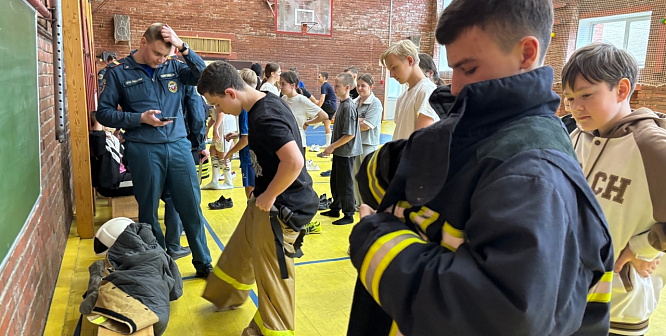 Ученики школы №7 в Сосновом Бору прошли «курс молодого бойца» от МЧС