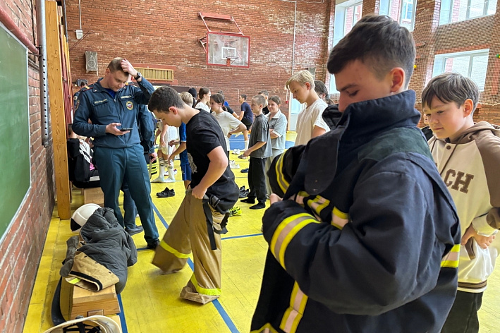 Ученики школы №7 в Сосновом Бору прошли «курс молодого бойца» от МЧС