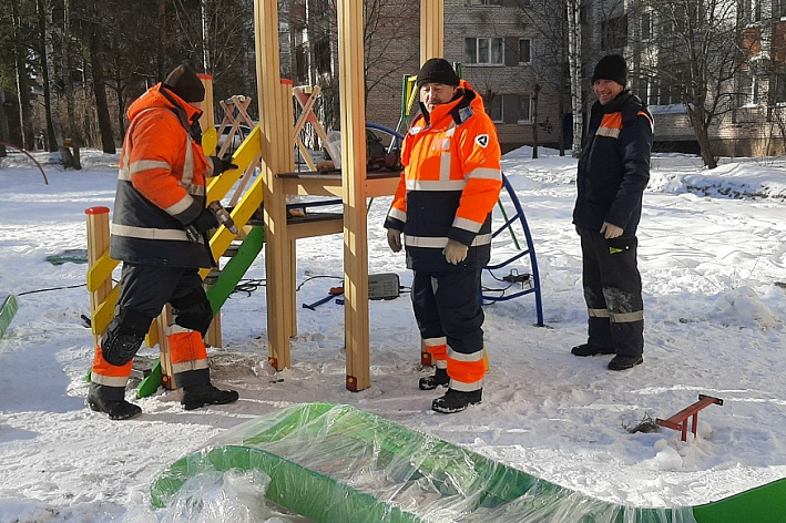 Детские площадки в Сосновом Бору приводят в порядок к лету