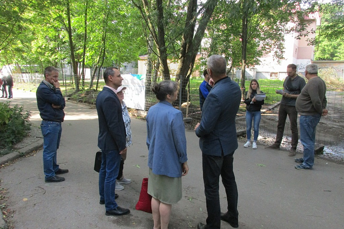 Возле корта у дома 14 на улице Солнечной в Сосновом Бору начались перемены