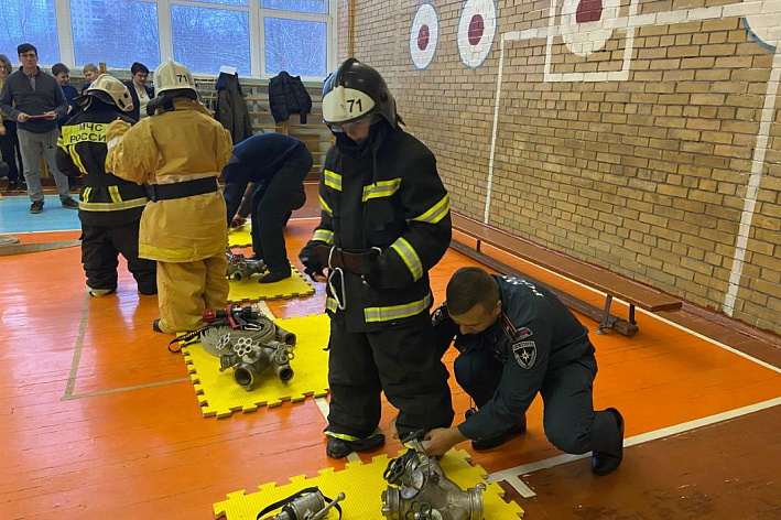 Сосновоборские школьники поучаствовали в пожарно-спасательной эстафете «Я против пожаров»