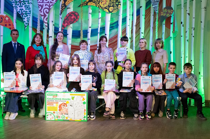 В ДК «Строитель» открылась выставка детских рисунков «Народов много – Родина одна»