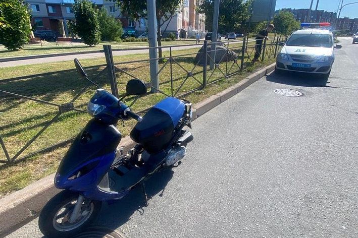 В Сосновом Бору подросток управлял мопедом, не имея на это прав. Теперь ребёнком и его близкими занимается полиция