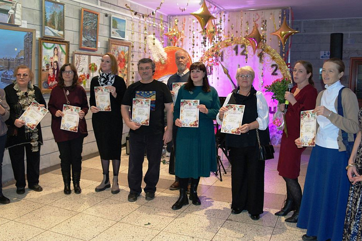 В сосновоборском ДК «Строитель» открылась выставка «Ах, ты зимушка-зима»