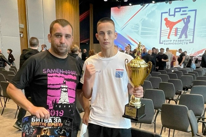  Боксёр из Соснового Бора Даниил Лапченко получил Кубок чемпиона лиги «ЦРЕ»