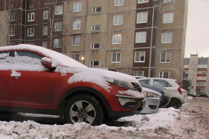 Миссия выполнима… но 50 на 50. Что мешает уборке снега в проездах Соснового Бора