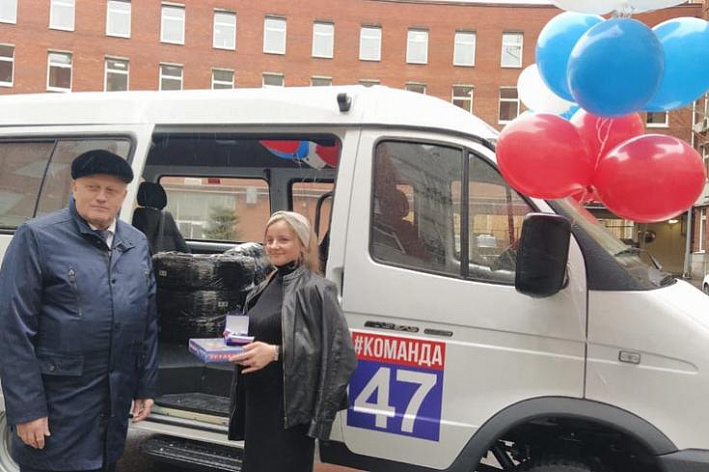Многодетной семье из Соснового Бора по поручению губернатора передали микроавтобус ГАЗ