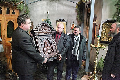 ЛАЭС передала  икону Богородицы  храму Святой Троицы