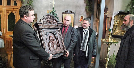 ЛАЭС передала  икону Богородицы  храму Святой Троицы