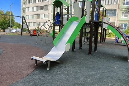 «Кораблик», горки и качели возвращаются к детям. В Сосновом Бору обновляют детские площадки