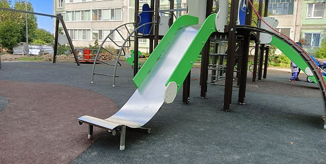 «Кораблик», горки и качели возвращаются к детям. В Сосновом Бору обновляют детские площадки