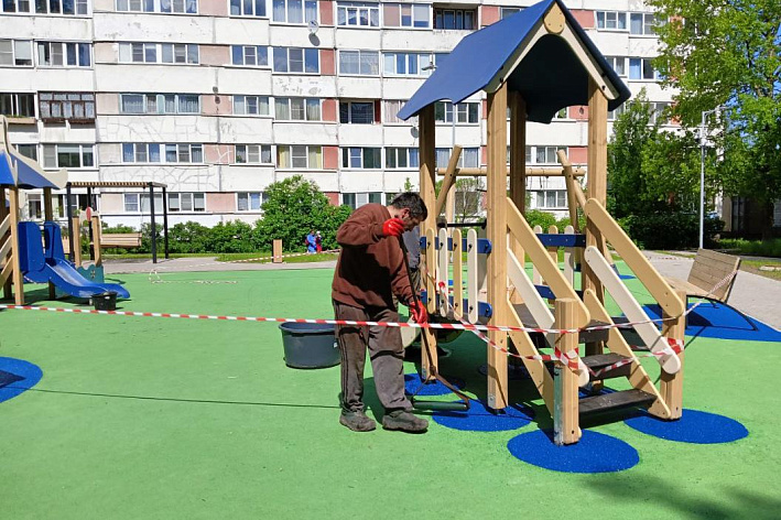 От резинового покрытия до новых песочниц. На четырех детских площадках в Сосновом Бору ожидается ремонт