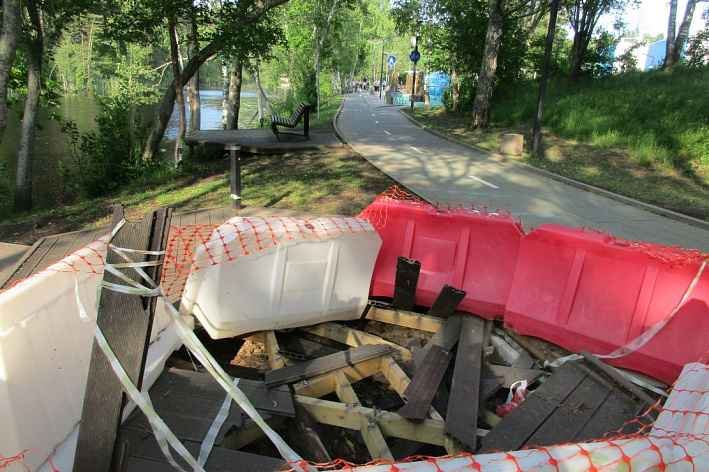 «Набережная» у реки Глуховки повреждена в нескольких местах