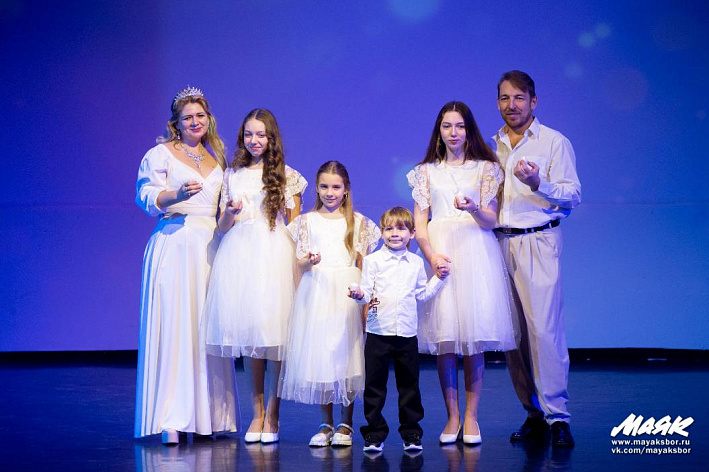 Теплым праздничным концертом отметили в Сосновом Бору День Матери