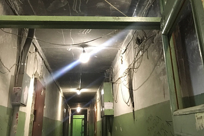 Черные стены, провода и тараканы