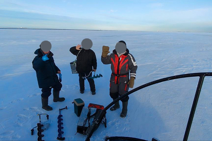 В окрестностях Соснового Бора спасатели сняли с оторвавшейся льдины 13 рыбаков