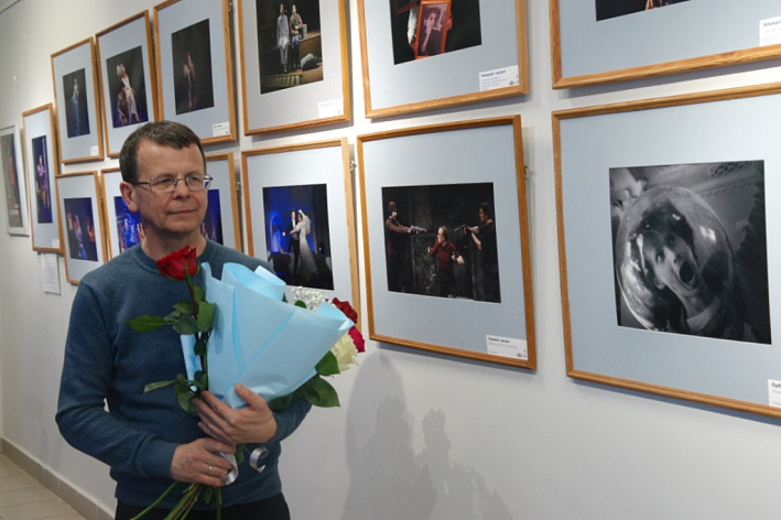 Эффект волшебства с душой и любовью. В «Гармонии» открылась фотовыставка Павла Меденникова, посвященная театру