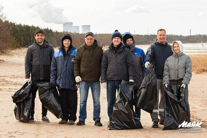 Чистый берег — общее дело. Сотрудники Ленинградской АЭС вышли на традиционный субботник