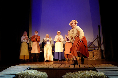 Сосновоборский театр %22КриМ%22 показал премьеру %22Одна абсолютно счастливая деревня%22