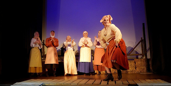 Сосновоборский театр %22КриМ%22 показал премьеру %22Одна абсолютно счастливая деревня%22