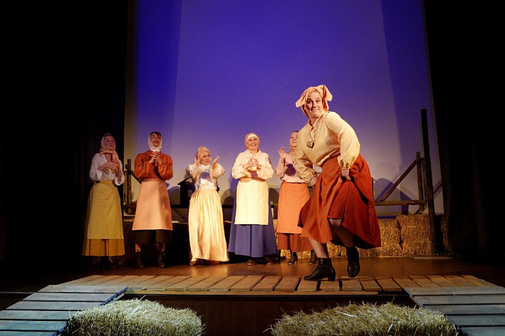 Сосновоборский театр "КриМ" показал премьеру "Одна абсолютно счастливая деревня"