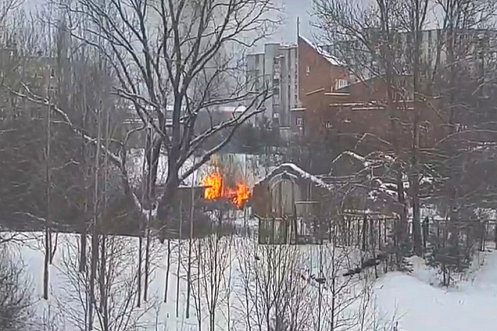 Не дали огню перекинуться на дома. В Сосновом Бору потушили пожар в бесхозных постройках