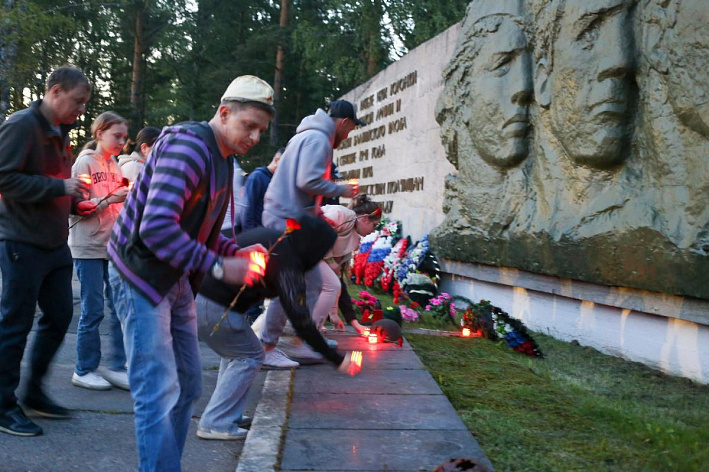 1418 свечей за каждый день войны. Сосновоборцы присоединились к памятному автопробегу в ночь на 22 июня