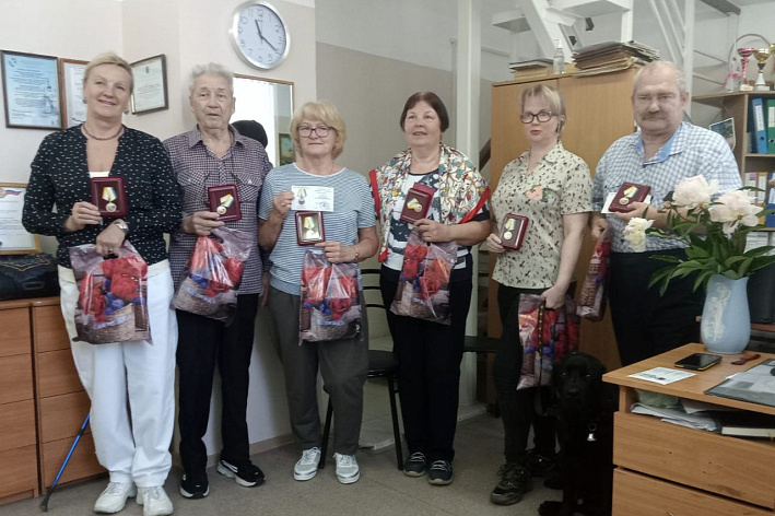 Сосновоборских активистов ВОС и их помощников отметили наградами в год 100-летия Всероссийского общества слепых