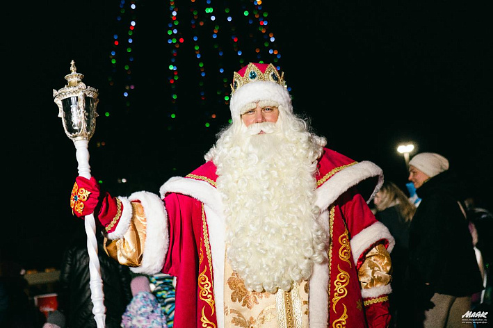 Новогоднее волшебство: в Сосновом Бору зажглись три праздничные елки