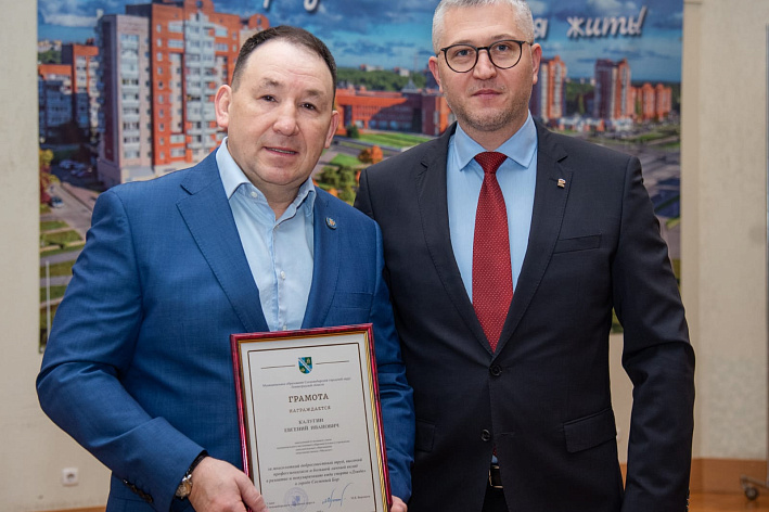 Глава Соснового Бора Михаил Воронков поздравил Евгения Калугина с 60-летием