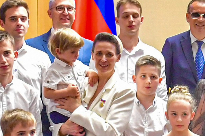 Супермногодетная мама Ольга Кравцова из Соснового Бора удостоена звания «Мать-героиня»