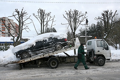 Снег вывезут по графику,  а автомобили — на эвакуаторе