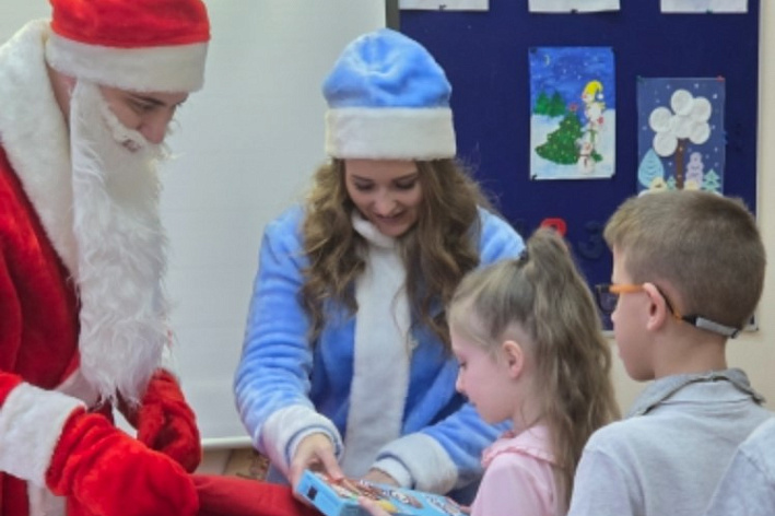  Сосновоборские полицейские примерили на себе образы Деда Мороза и Снегурочки