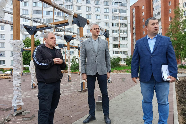 Добавить парковок и сохранить зеленую зону. Глава Соснового Бора проверил ход благоустройства двора на Парковой