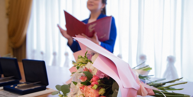  В Ленинградской области и в Сосновом Бору жители стали чаще жениться и реже разводиться