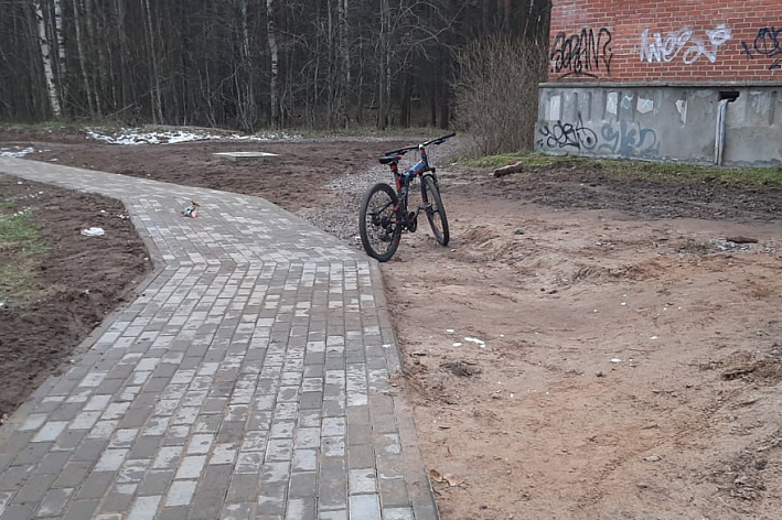 Дорожка есть, но вокруг — разруха. К строителям дорожки к лицею № 8 применяют штрафные санкции 