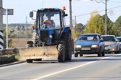 Водителей тракторов начнут штрафовать за медленную езду
