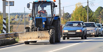 Водителей тракторов начнут штрафовать за медленную езду