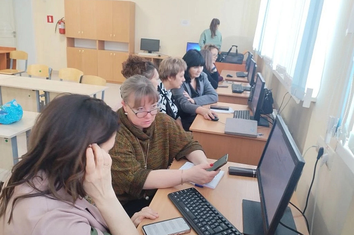 Учителям показали, как пройти в цифровую библиотеку. Семинар-практикум для педагогов состоялся  в Сосновом Бору 