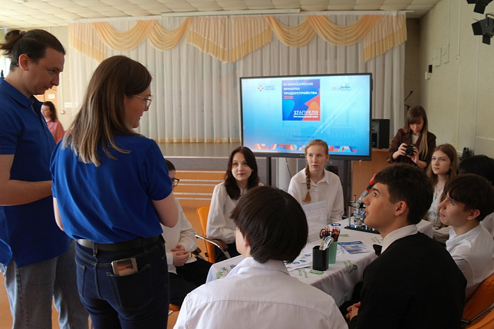 В Сосновом Бору в новом формате «Малый город – город моей карьеры» прошла Всероссийская ярмарка трудоустройства 