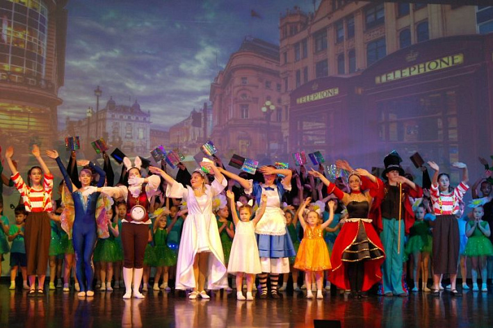 Через портал танца - в другую реальность. В ДК «Строитель» прошла премьера хореографического спектакля «Алиса в Зазеркалье» 